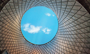 360-Grad-Blick durch eine Rotunde in den blauen Himmel.