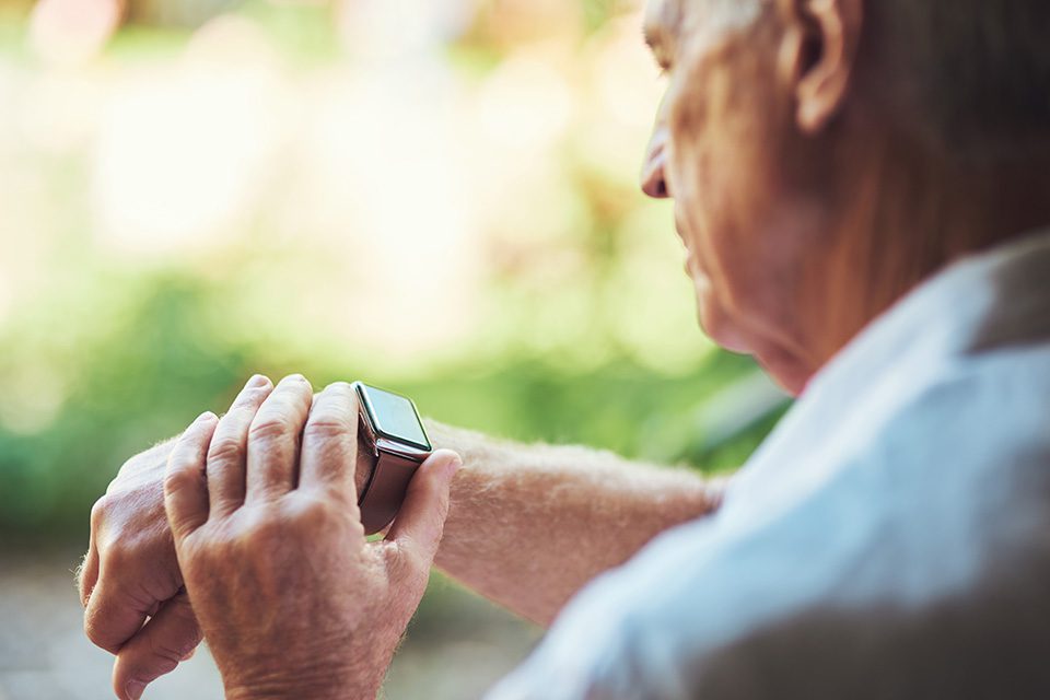 TERRANUS Wissenswert: älterer Herr mit Smartwatch